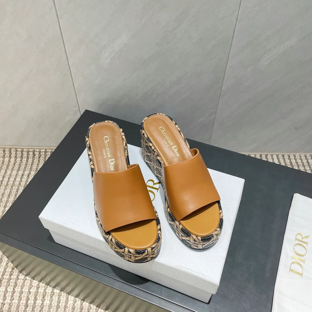 💕💕Factory direct selling price p540💕💕 (Top version) Dior 25ss summer high version new sandals. [Round-toe thick-soled sandals] Simple and super versatile. Perfect and luxurious on the feet, can be matched with spring and summer clothes. The foot feels even more comfortable! The material is a perfect replica of the original version. Original disassembly and molding. ❶Material: original customized cowhide ❷Inner lining: original customized sheepskin ❸Feet: original customized sheepskin ❹Outsole: original non-slip slope heel outsole ❺Heel height: 9cm ❻Packaging: original full set of packaging ❼Number of yards: 36-39 (40.41. Customization is not returnable) ☀Color: Official website updated simultaneously